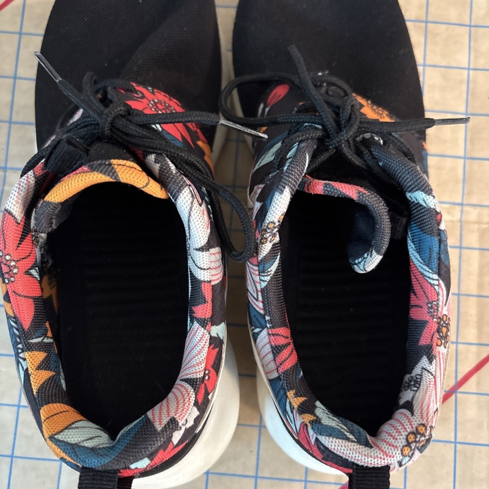Nike Roshe Run Black Sail Floral Aloha Hawaiian Shoes Womens Size 7.5 599432-090 - Picture 6 of 8
